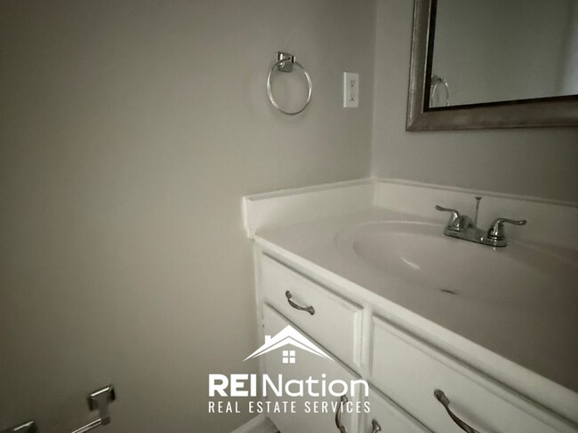 Building Photo - Move-In Ready 3BR Home in 38128 - Hardwood Floors, Attached Garage & Private Yard