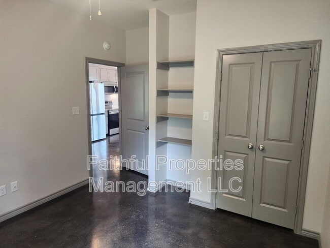 Building Photo - 407 N Logan Ln