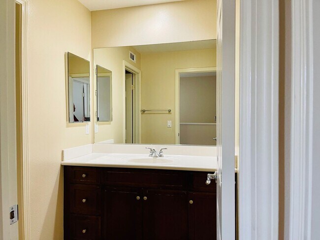 Building Photo - Condo Located in the Gorgeous Columbus Grove