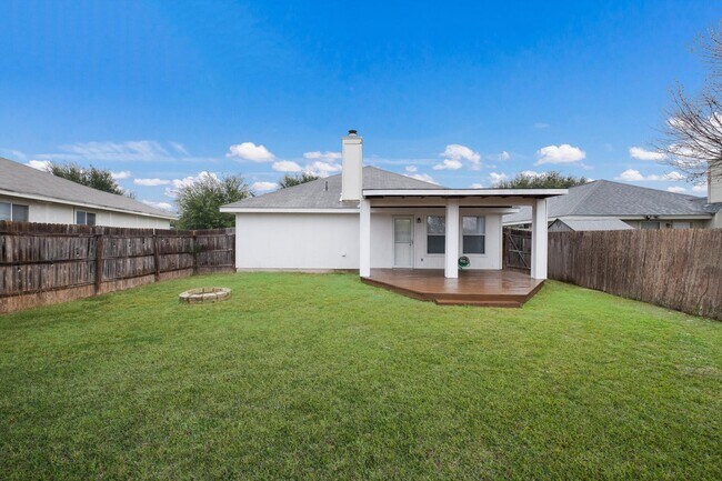 Building Photo - Freshly Painted Spacious 4 Bedroom!