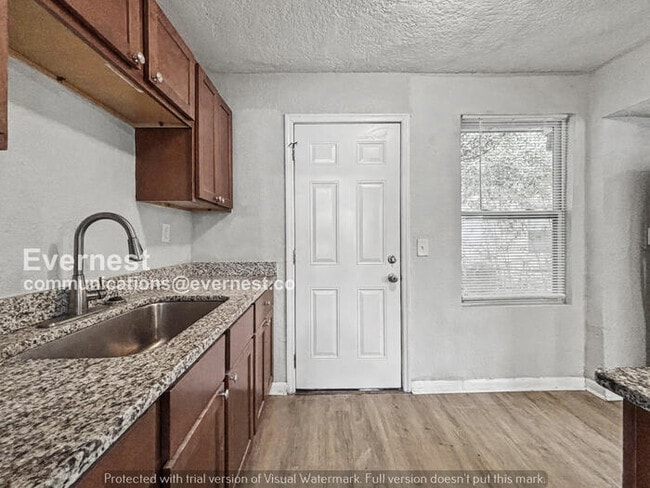 Building Photo - 3 Bed, 2 Bath Home with Modern Amenities / Pet-Friendly / Available Now!