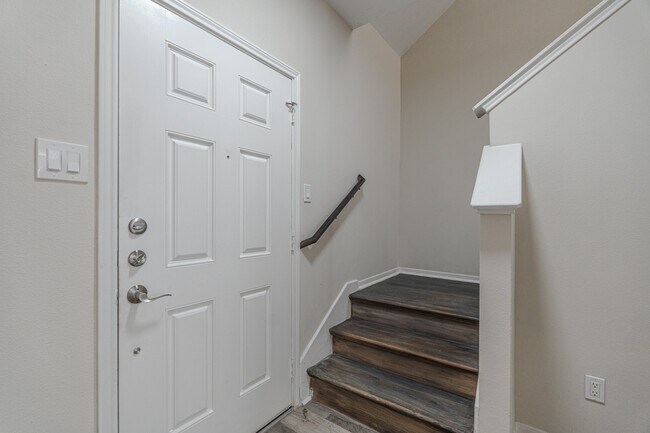 Building Photo - 20702 Settlers Lake Cir N