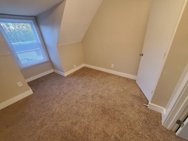 Building Photo - 2 Bedroom, 1 Bathroom home with front porch and fenced yard!