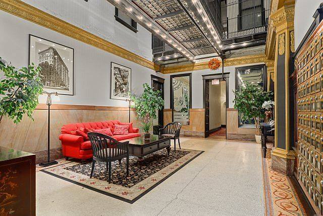 Lobby - 2800 N Pine Grove Ave