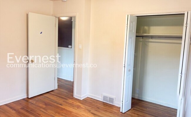 Building Photo - 3 Bed, 1 Bath Home with Fenced Yard & Garage / Available Now!