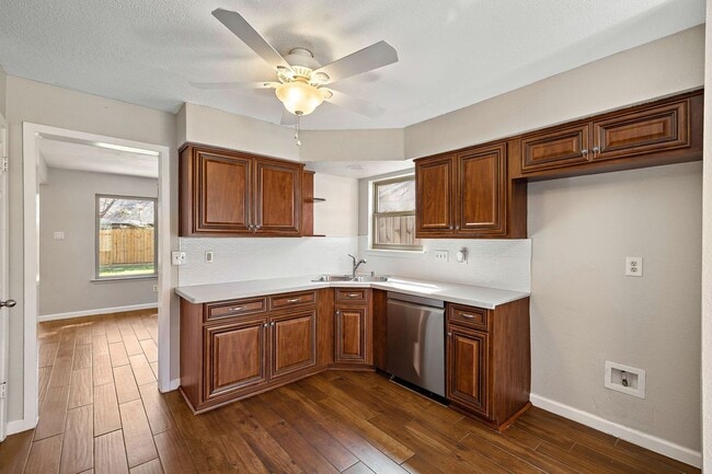 Building Photo - 4910 Pelham Dr