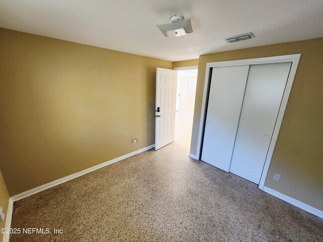 Building Photo - 6067 Longchamp Dr