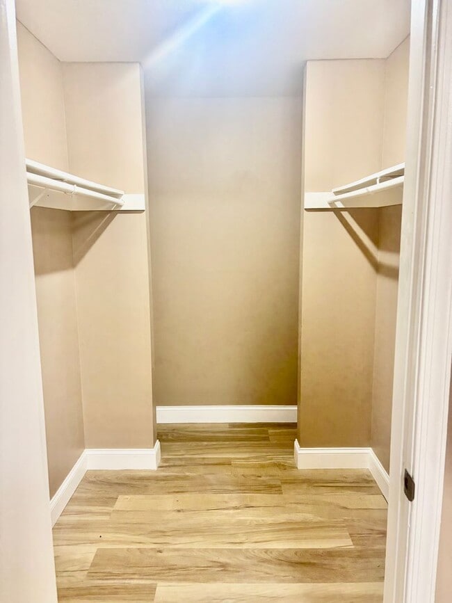 Building Photo - 2 Bedroom, 1 Bathroom Newly Renovated Cond...