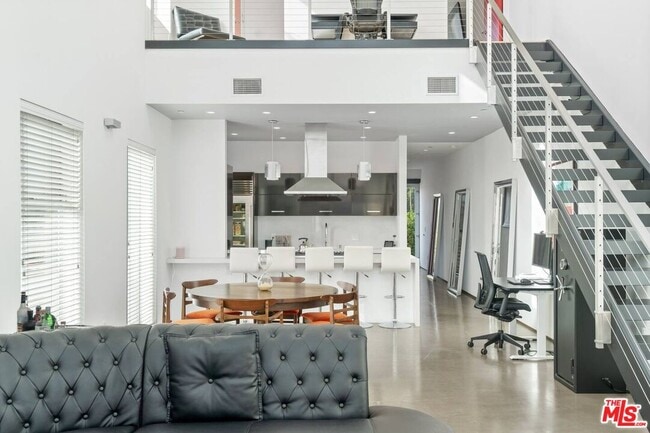 Building Photo - 611 N Bronson Ave