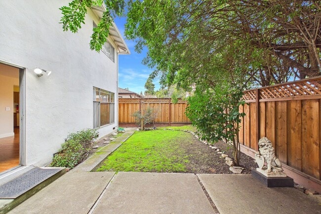 Building Photo - 1333 Regent St