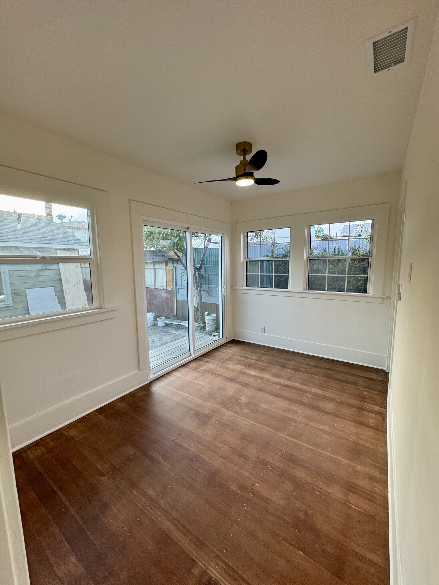 Building Photo - 1121 N Heliotrope Dr