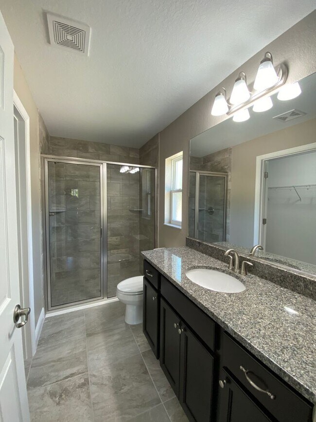 Building Photo - Desirable SW Ocala Neighborhood 4/2/2 *WON'T LAST*