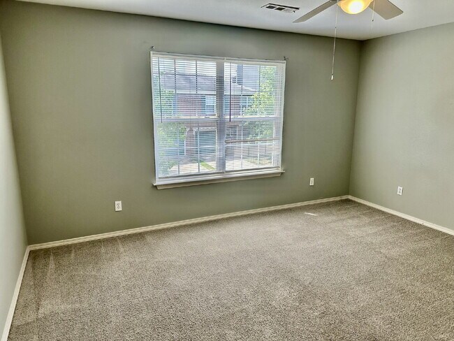 Building Photo - 1460 W Jct St