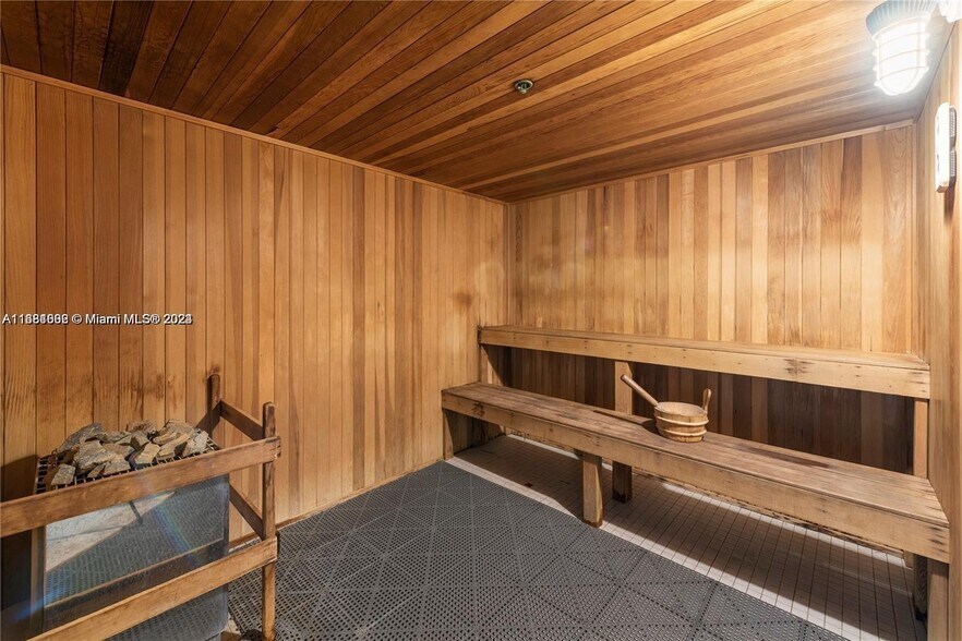 Building Photo - 900 Biscayne