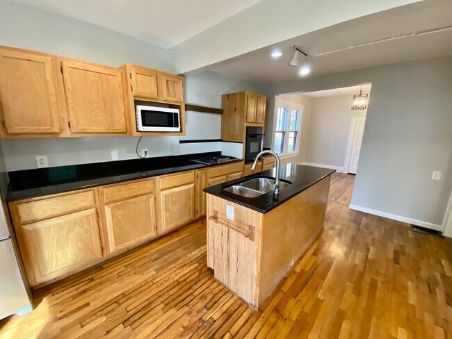 Building Photo - 40 Larchmont Rd