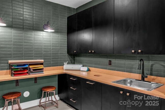 Building Photo - 9821 Research Dr