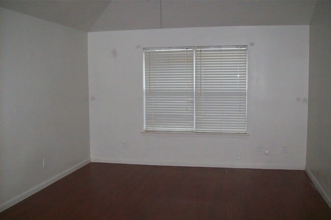 Building Photo - 15007 Kingsbridge Way