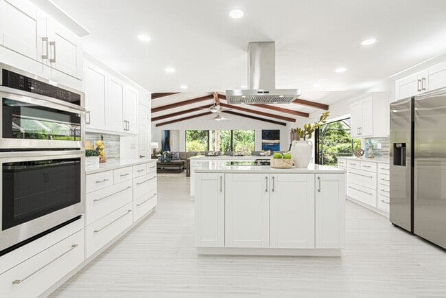 Building Photo - Newly Renovated 3 Bedroom Pool Home in Des...