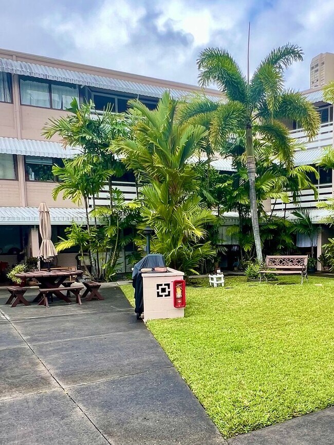 Building Photo - Charming & Breezy 1-Bedroom 1-Bath Hawaiiana Retreat