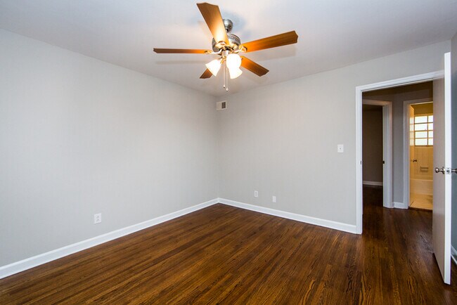 Building Photo - Charming 2BD/1BA Townhouse at Cotswold!