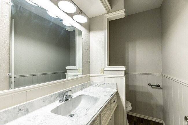 Building Photo - Sleek South Loop Duplex | Updated 2-bed with Garage