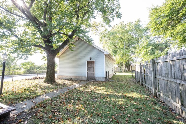 Building Photo - **Downtown Living with a Suburban Feel!**