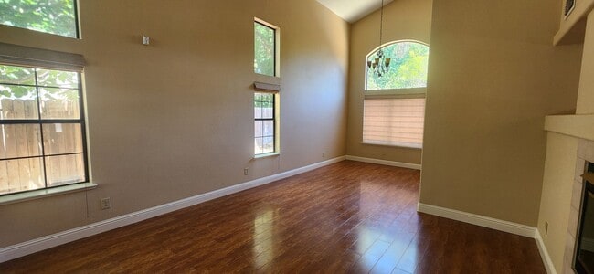 Building Photo - Wonderful 3 Bedroom 2.5 Bathroom Home in E...