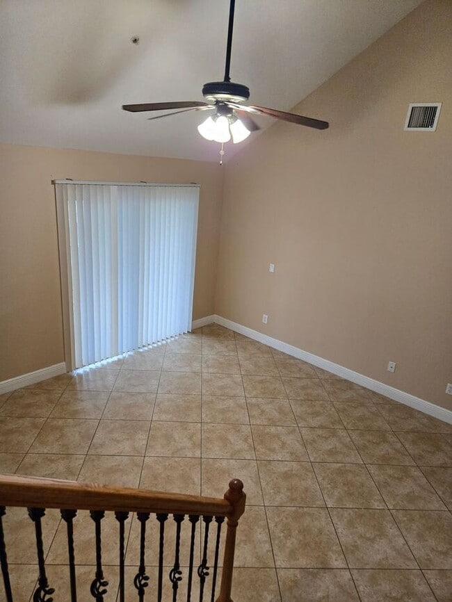 Building Photo - Beautiful 3 bed 3 bath town home