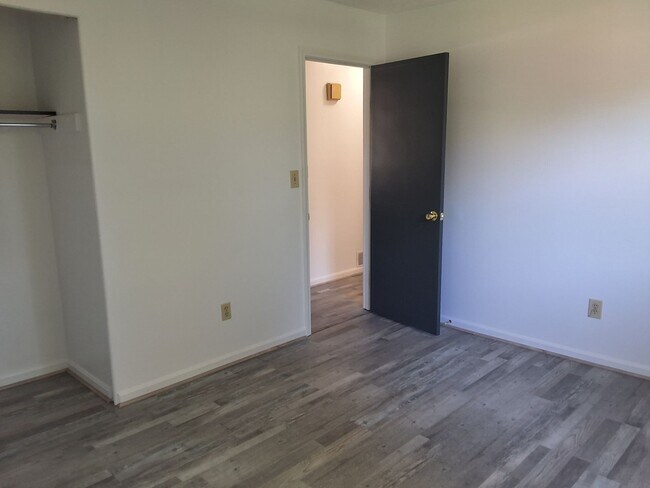 Building Photo - 111 Cherrywood Dr