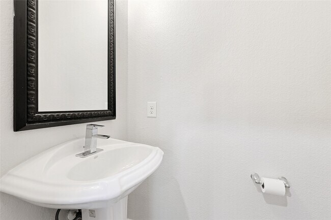 Building Photo - 5166 Oasis Park Ln