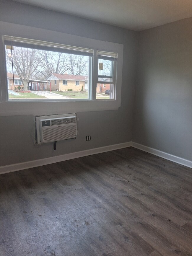 Building Photo - 392 W Hickory St