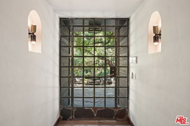Building Photo - 21344 Colina Dr