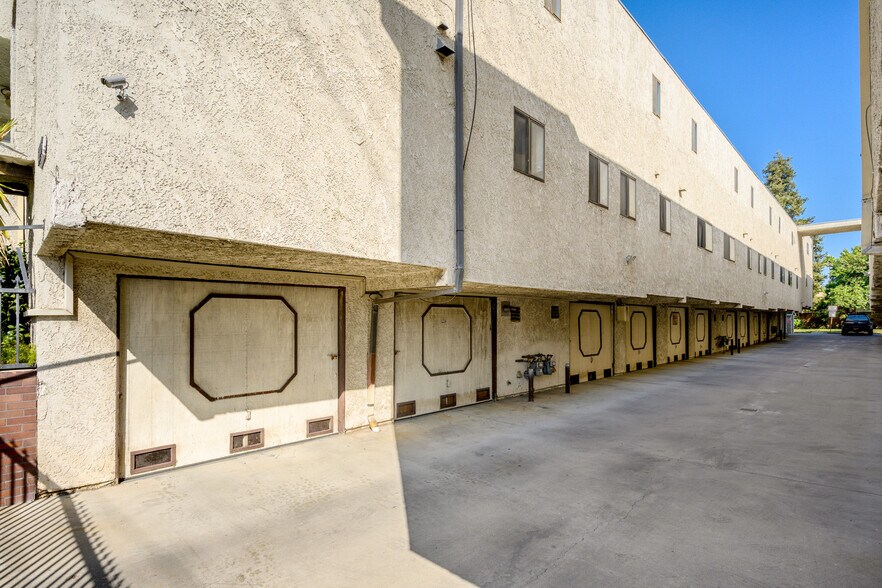 Building Photo - 13203 Vanowen St