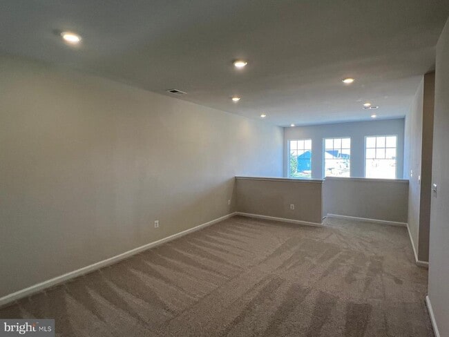 Building Photo - 400 Silver Birch Dr