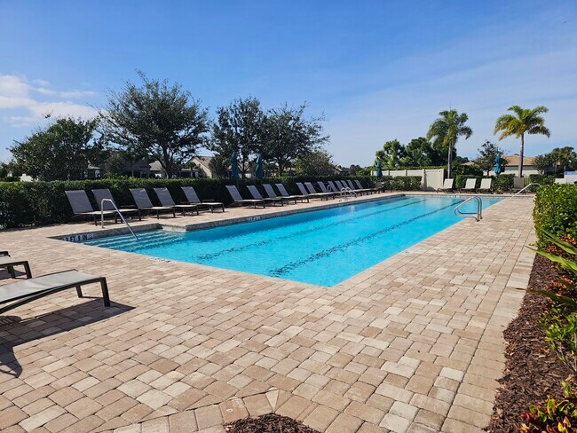 Building Photo - 758 SE Courances Dr