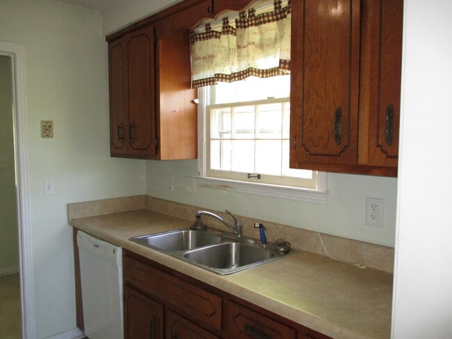 Building Photo - 3 Bedroom Pet Friendly Home For Rent!