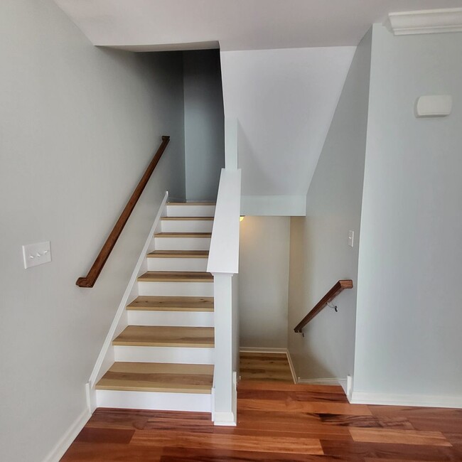 Building Photo - End unit townhome in Newark - 4 bedrooms, ...