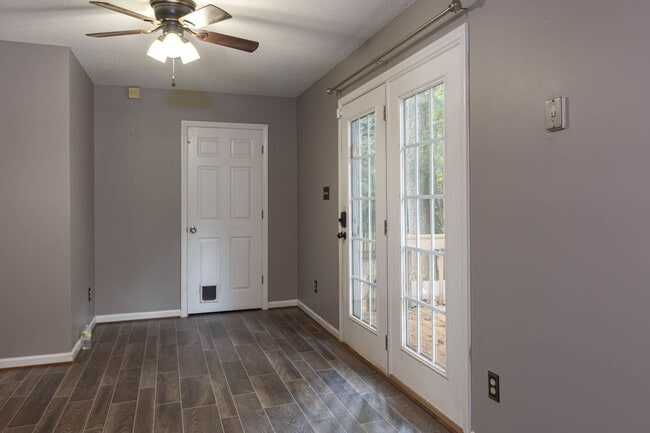 Building Photo - 3 Bed 2 Bath near Lake Jeanette