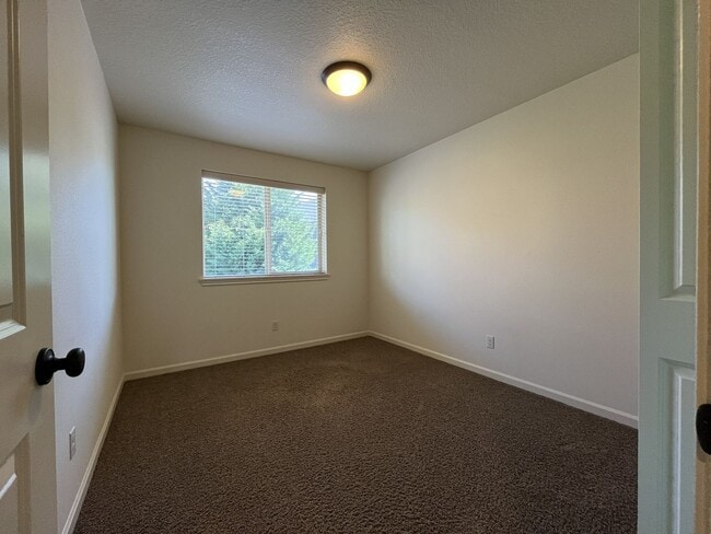 Building Photo - 3BD/3BA Bethany Home with Vaulted Ceilings, Stainless Appliances & Gas Fireplace