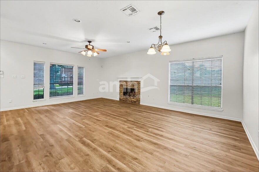 Building Photo - 10917 Spruce Dr N