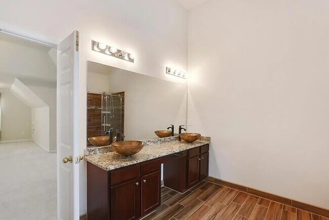 Building Photo - 1504 Longmont Dr