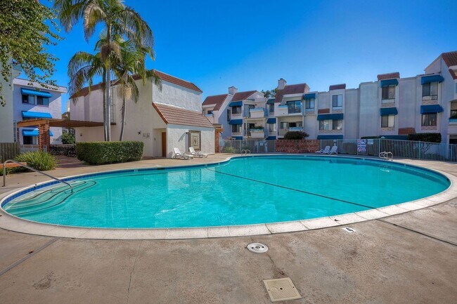 Building Photo - La Jolla Pines- Top Level 2 Bed/2 Ba Available Now!!
