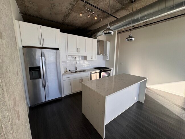 Building Photo - 50 E 16th St