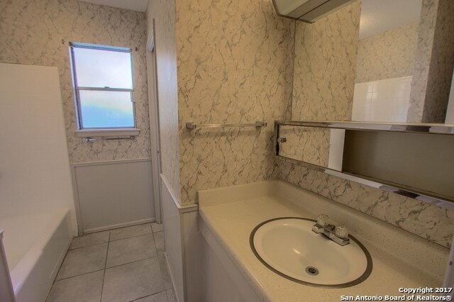 Building Photo - OFFERING 1-MONTH FREE RENT!!