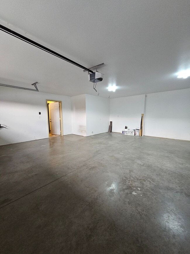 Building Photo - 3 BED | 2.5 BATH | SPLIT-FOYER HOME | DOUB...