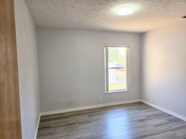 Building Photo - 3 bedroom, 2 bath, 2 car garage on a large lot!