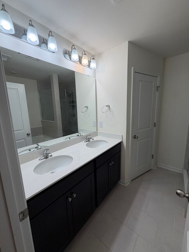 Building Photo - Beautiful 3 Bed / 2.5 Bath Townhome in Foxbank Plantation