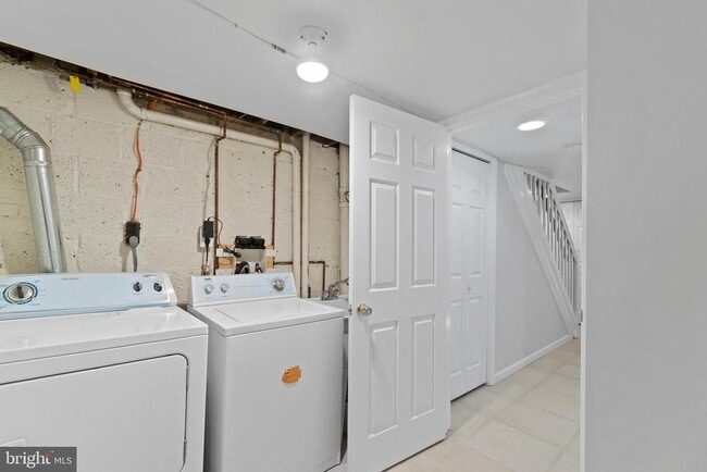 Building Photo - 510 E Nelson Ave