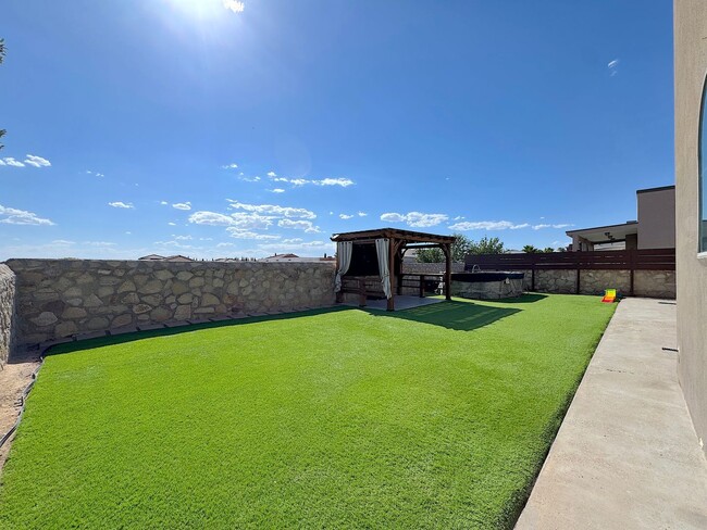 Building Photo - East El Paso 4bed/2bath Refrig A/C with Gorgeous Backyard!