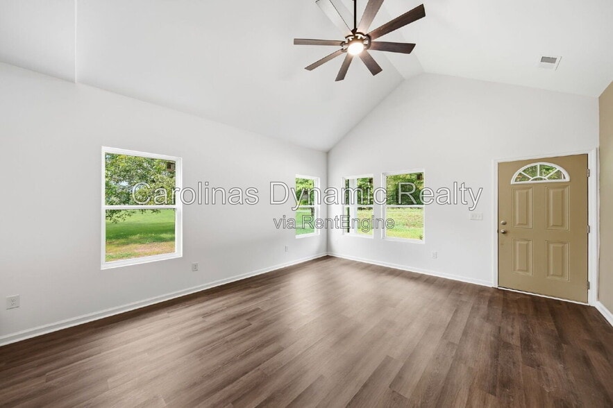 Building Photo - 1533 S Battleground Ave